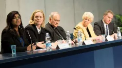 Presse-Konferenz zur Begegnung an der Päpstlichen Akademie für Sozialwissenschaften, mit deren Präsident, Margaret Archer (zweite von rechts) und Erzbischof Sachez Sorondo. / CNA / Daniel Ibanez