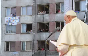 Papst Franziskus spricht zu Angehörigen der Roma in einem Viertel der slowakischen Stadt Kaschau (Košice) am 14. September 2021. / Vatican Media