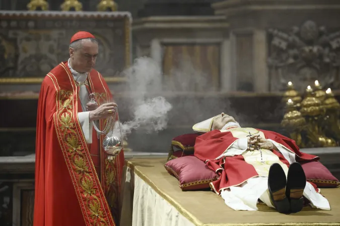 Kardinal Mauro Gambetti OFMConv mit den sterblichen Überresten von Benedikt XVI.