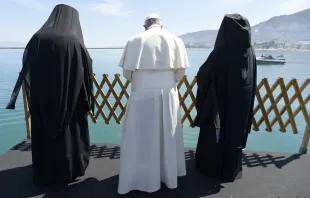 Papst Franziskus betet mit Patriarch Bartholomäus I. und Erzbischof Hieronymos II. auf Lesbos am 16. April 2016. / L'Osservatore Romano  