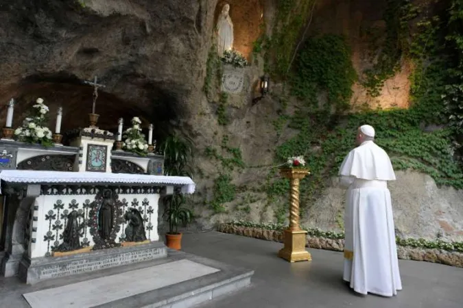 Papst Franziskus im Gebet an der Lourdes-Grotte in den Vatikanischen Gärten am 30. Mai 2020.