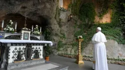 Papst Franziskus im Gebet an der Lourdes-Grotte in den Vatikanischen Gärten am 30. Mai 2020. / Vatican Media / CNA Deutsch