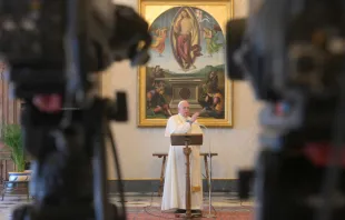 Papst Franziskus bei der Übertragung des Regina Coeli am Ostermontag, 5. April 2021. / Vatican Media