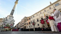 Papst Leo XIV. vor der Mariensäule auf der Piazza di Spagna / Vatican Media