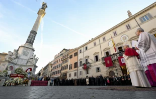 Papst Leo XIV. vor der Mariensäule auf der Piazza di Spagna / Vatican Media