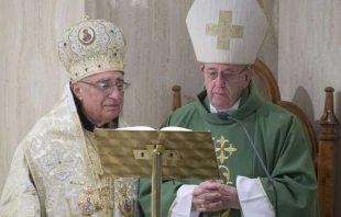 Papst Franziskus mit Patriarch Joseph Absi / Vatican Media/CNA-Group