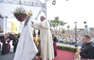 Papst Franziskus krönt die Jungfrau von der Tür von Otuzco am 20. Januar 2018 / Vatican Media / CNA