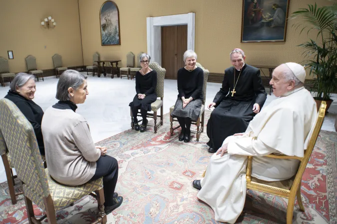 Erzbischof Georg Gänswein und vier Memores Domini mit Papst Franziskus am 3. Januar 2024