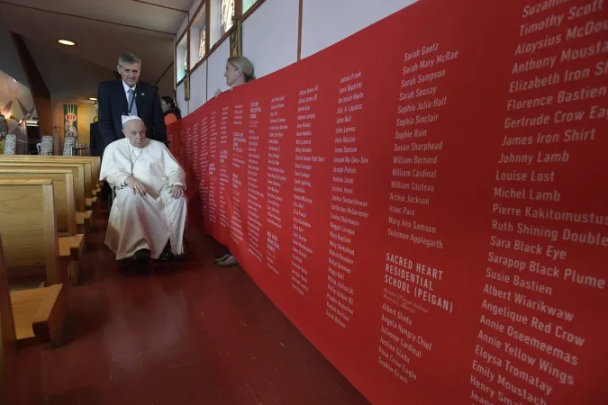 In der Kirche "Unserer Lieben Frau von den sieben Schmerzen "segnete Papst Franziskus ein Banner mit den Namen von Internatsschülern.
