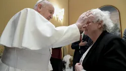 Papst Franziskus mit Roseline Hamel / Vatican Media