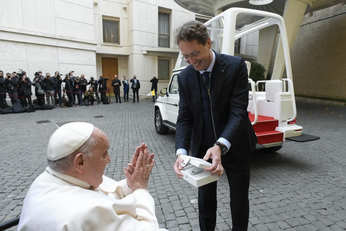 Papst Franziskus mit seinem neuen Papamobil am 4. Dezember 2024