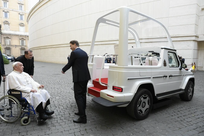 Papst Franziskus mit seinem neuen Papamobil am 4. Dezember 2024