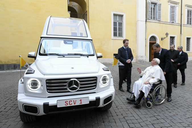 Papst Franziskus mit seinem neuen Papamobil am 4. Dezember 2024