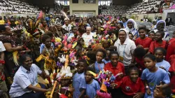 Papst Franziskus mit Straßenkindern in Papua-Neuguinea / Vatican Media