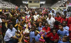 Papst Franziskus mit Straßenkindern in Papua-Neuguinea / Vatican Media