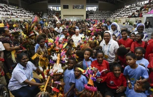 Papst Franziskus mit Straßenkindern in Papua-Neuguinea / Vatican Media