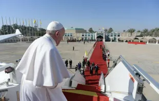 Papst Franziskus blickt zum Abschied auf den roten Teppich am Internationalen Flughafen von Bagdad am 8. März 2021 / Vatican media