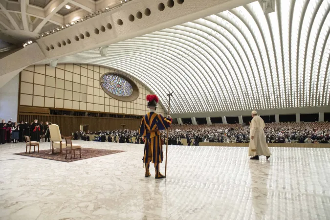 Papst Franziskus betritt die Audienzhalle im Vatikan am 2. Februar 2022