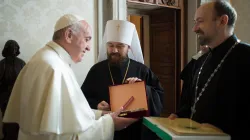 Papst Franziskus und Metropolit Hilarion / L'Osservatore Romano