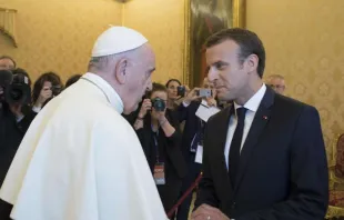 Papst Franziskus und Präsident Emmanuel Macron am 26. Juni 2018 im Apostolischen Palast. / Vatican Media