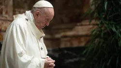 Papst Franziskus betet bei der Feier der heiligen Messe im Petersdom zum Hochfest Fronleichnam am 6. Juni 2021. / Vatican Media