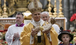 Papst Leo XIV. mit dem Christkind / Vatican Media