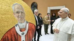 Papst Leo XIV. mit seinem Mosaik-Porträt / Vatican Media