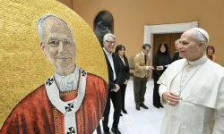 Papst Leo XIV. mit seinem Mosaik-Porträt / Vatican Media