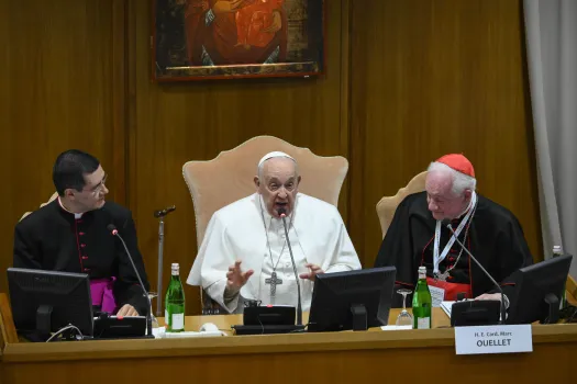 Papst Franziskus bei der Konferenz „Mann-Frau-Gottesbild. Für eine Anthropologie der Berufungen“ im Vatikan am 1. März 2024 / Vatican Media