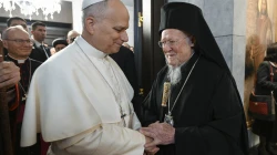 Papst Leo XIV. und der orthodoxe Patriarch Bartholomaios I. / Vatican Media