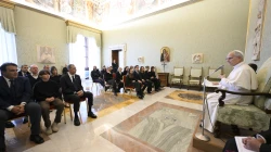 Papst Leo XIV. mit Angehörigen der Opfer des Brandes von Crans-Montana / Vatican News