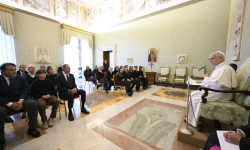 Papst Leo XIV. mit Angehörigen der Opfer des Brandes von Crans-Montana / Vatican News