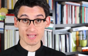 Don Alberto Ravagnani, ein 32 Jahre alter Geistlicher aus Mailand mit über 270.000 Instagram-Followern. / Screenshot von YouTube