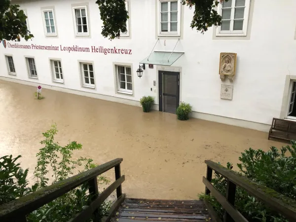 Auch das überdiözesane Priesterseminar Leopoldinum in Heiligenkreuz steht unter Wasser.