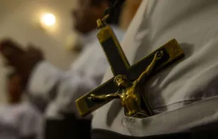 Ein Priester trägt ein Kruzifix in der Residenz von Kardinal Malcolm Ranjith am 30. April 2019 / Lakruwan Wanniarachchi / AFP / Getty Images.