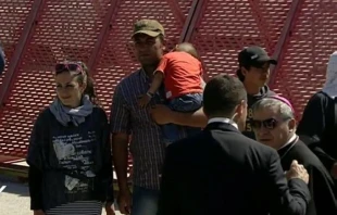 Helfer warten mit den syrischen Flüchtlingen, die mit der Papst-Maschine von Lesbos nach Rom geflogen werden, auf das Signal zum Einsteigen am 16. April 2016. / CNA/Marco Mancini