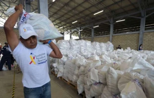 Ein freiwilliger Helfer trägt einen Sack Lebensmittel im kolumbianischen Cucuta and der Grenze zu Venezuela am Februar 2019. / Raul Arboleda/AFP/Getty Images
