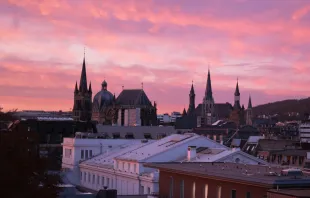 Aachener Dom bei Sonnenuntergan / Igor Shalyminov / Unsplash