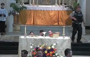 Kirche St. Mary Magdalen in Abbeville im US-Bundesstaat Louisiana am 11. Mai 2024 (Polizist im Hintergrund) / screenshot