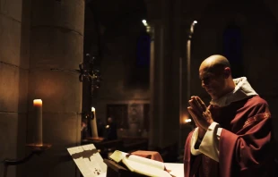 Ein Mönch der Benediktinerabtei Fontgombault zelebriert die Heilige Messe. / Screenshot von YouTube