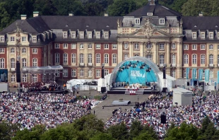 Zum Abschluss des 101. Katholikentages hatten sich 30.000 Menschen zur Heiligen Messe versammelt. / www.katholikentag.de / Benedikt Plesker