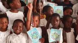 Kinder in aller Welt beten im Rosenkranzmonat Oktober bei der Aktion den Rosenkranz. / ACN