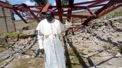 Bischof Hilary Nanman Dachelem, C.M.F. von Bauchi, Nigeria, begutachtet die Schäden, die von Boko Haram und Fulani-Hirten an einer Pfarrkirche angerichtet wurden. / ACN