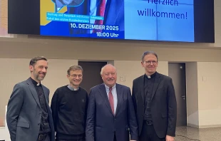 Konrad Adenauer (zweiter von rechts) mit Vertretern der Kölner Hochschulel für Katholische Theologie (KHKT) / Martin Grünewald