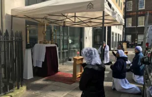 Eucharistische Anbetung vor St. Patricks in Soho, im Londoner West End. / St. Patrick's, Soho (UK)