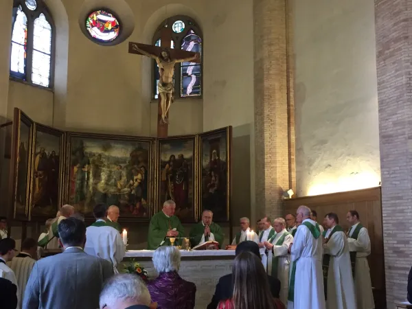 Kardinal Gerhard Ludwig Müller am Altar der Kirche in Campo Santo Teutonic beim Feiern der Festmesse am 26. Oktober 2015