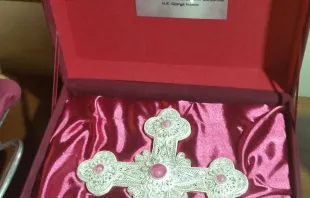 Geschenk für Papst Franziskus vom Präsident der ehemaligen jugoslawischen Republik Mazedonien: Ein handgearbeitetes Filigrankreuz aus Silber, gefasst mit roten mazedonischen Rubinen / CNA/Martha Calderon