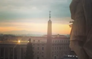 Aufleuchten über der Ewigen Stadt: Der Blick vom "Braccio Carlomagno"-Arm der Kolonnaden auf den Petersplatz am Morgen der Eröffnung des Heiligen Jahres der Barmherzigkeit. / EWTN/Paul Badde