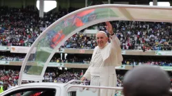 Papst Franziskus bei der Einfahrt ins Kasarani-Stadion am 27. November 2015. / CNA/Martha Calderon