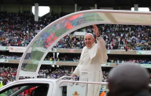 Papst Franziskus bei der Einfahrt ins Kasarani-Stadion am 27. November 2015. / CNA/Martha Calderon